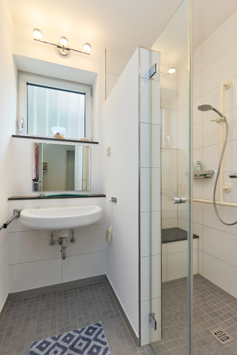 Badezimmer mit Dusche
