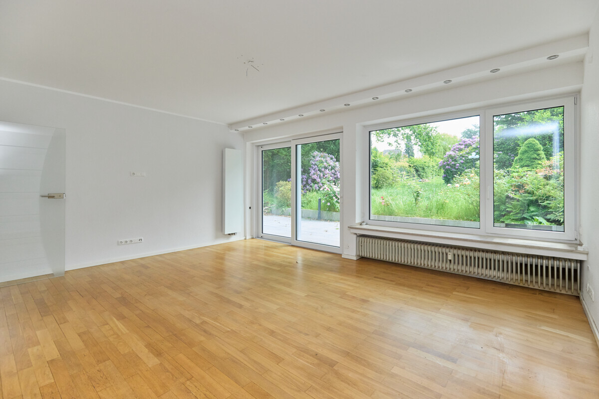Wohnzimmer mit Ausgang zum Garten im Obergeschoss