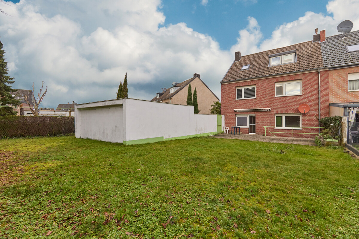 Gartenfläche mit Terrasse