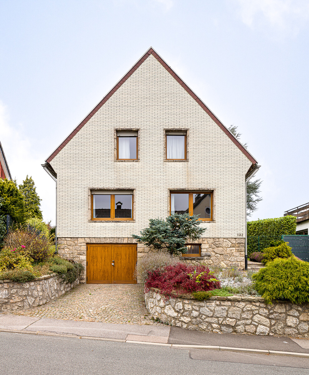 Frontansicht mit Garageneinfahrt