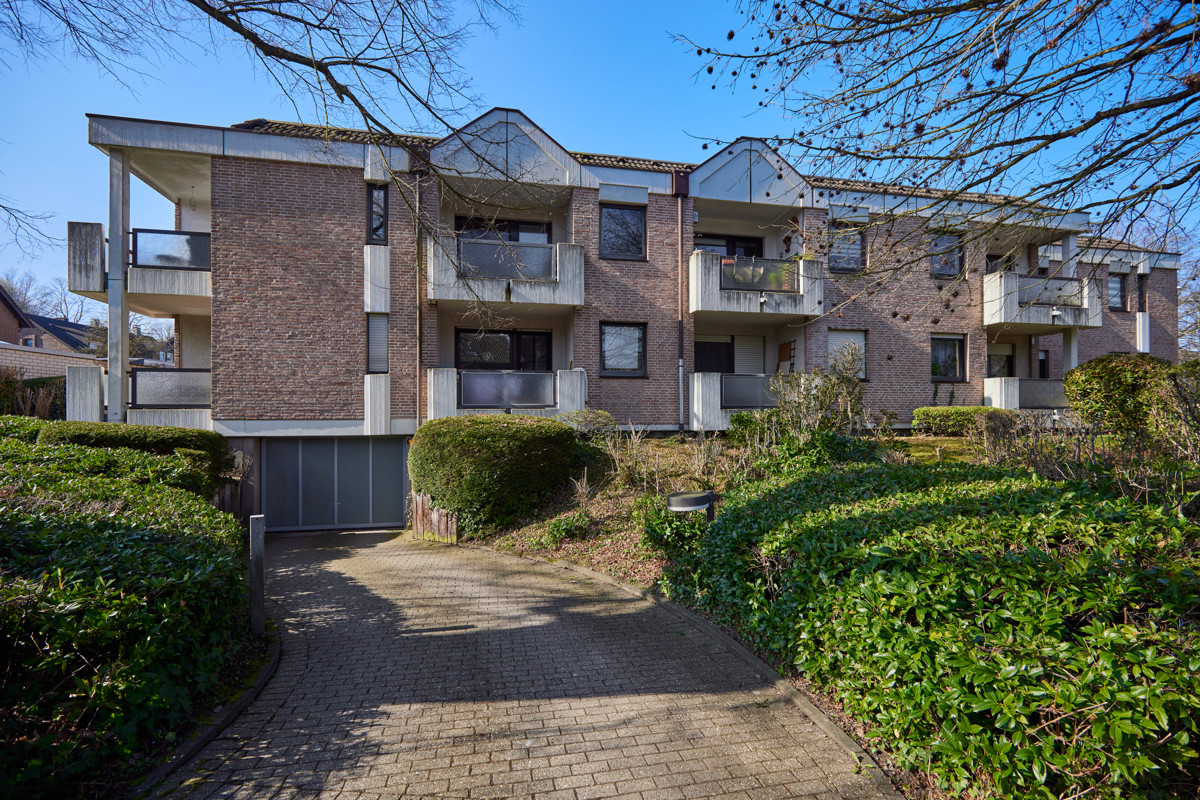 Rückansicht mit Zufahrt Tiefgarage