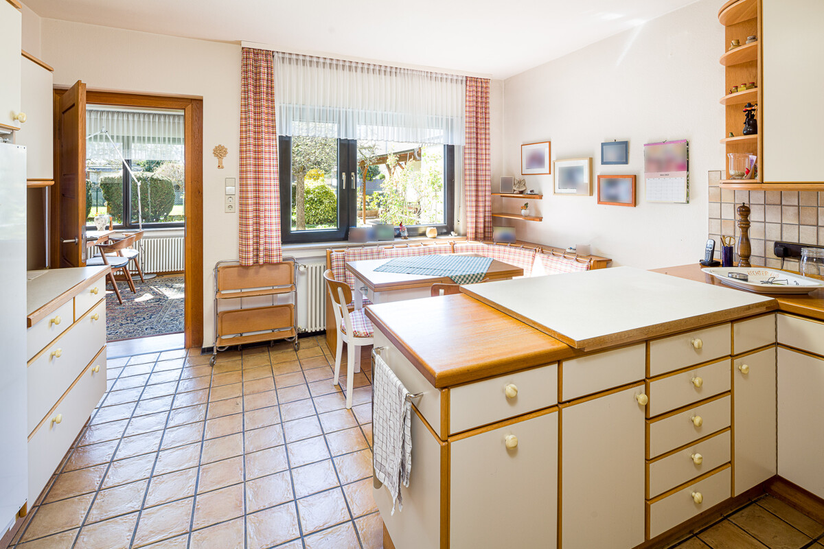 Küche mit Blick in den Garten