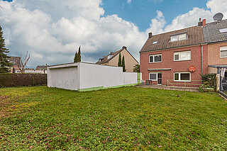 Gartenfläche mit Terrasse