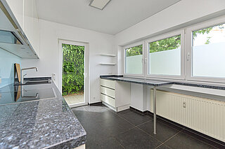 Küche mit Zugang zu Terrasse