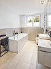 Badezimmer mit Wanne
