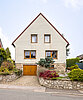 Frontansicht mit Garageneinfahrt