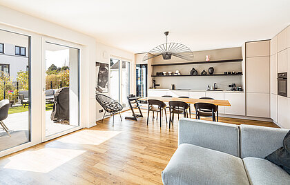 Immobilien-Küche mit Esstisch