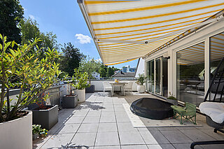 Terrasse mit Esstisch