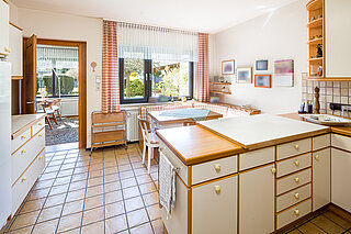 Küche mit Blick in den Garten