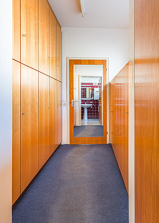 Ankleide mit Blick ins Bad en suite