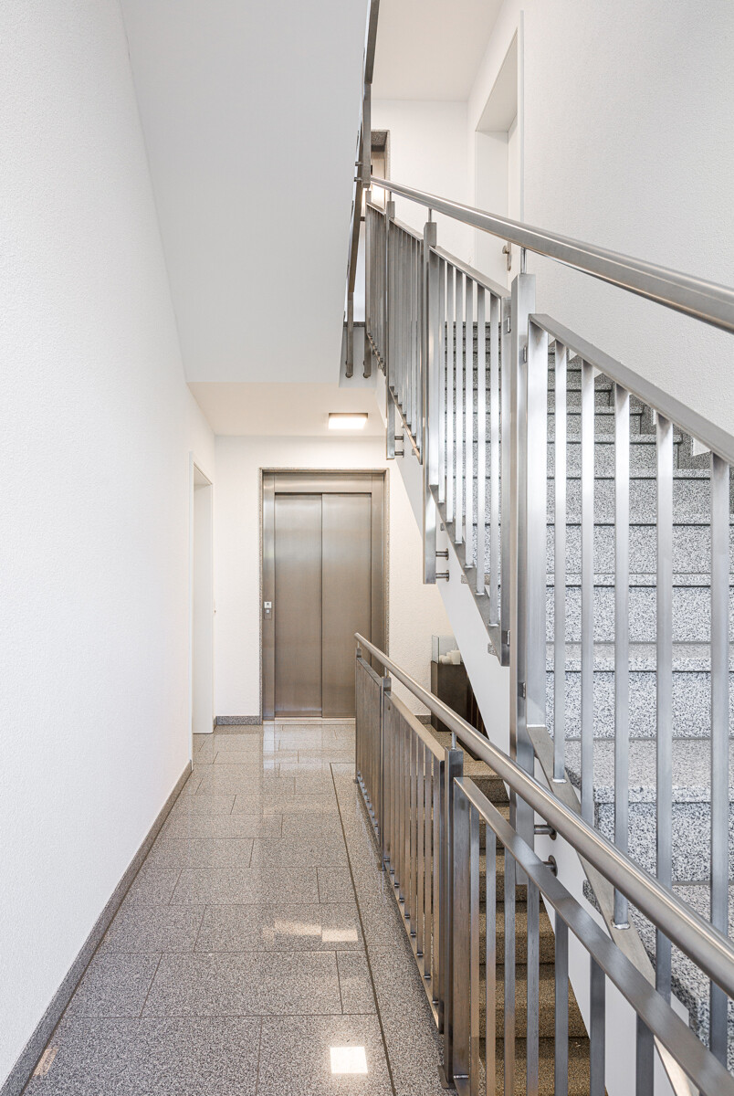 Treppenhaus mit Aufzug