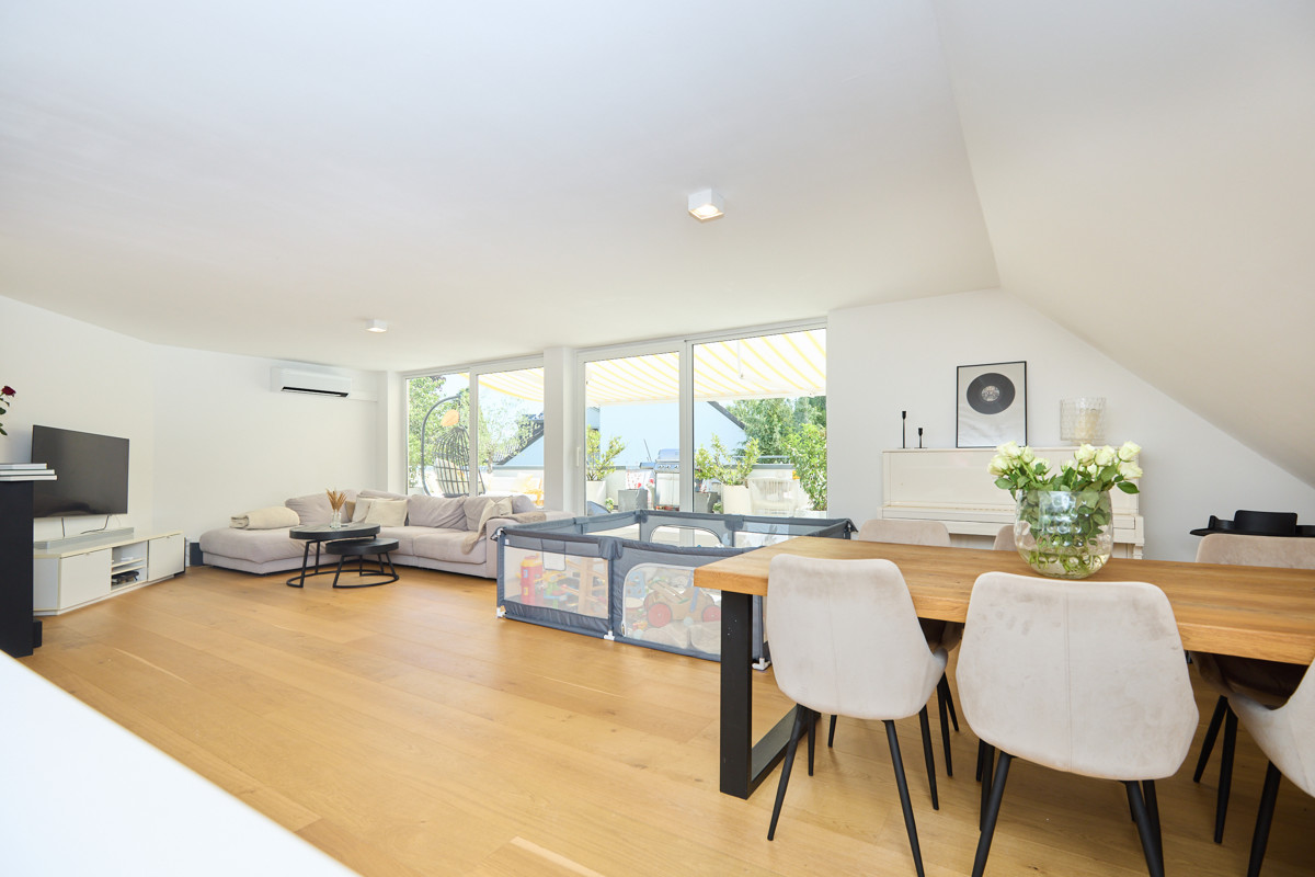 Wohn:Esszimmer mit Blick auf Terrasse